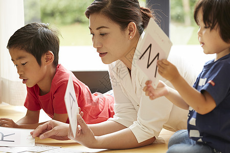 室内客厅孩子家中的幼儿教育图片