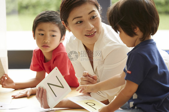 外国人女人女生家中的幼儿教育图片