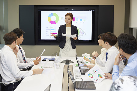 在会议室开会的都市白领图片素材