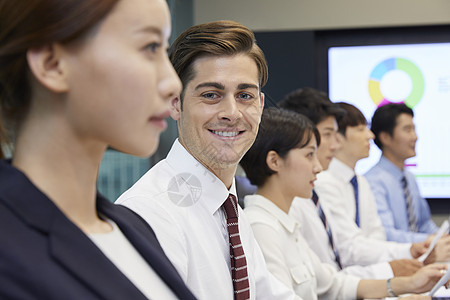 商务人士会议室开会图片