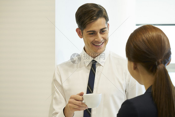在办公室喝咖啡的白领图片