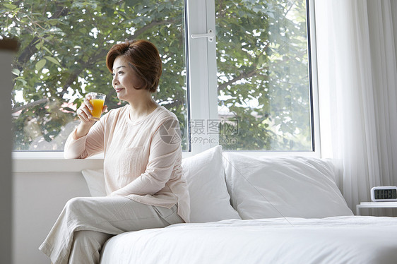 枕头杯子窗帘妈妈家庭主妇中年韩国人图片