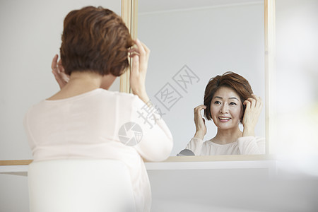 中年女性居家化妆图片
