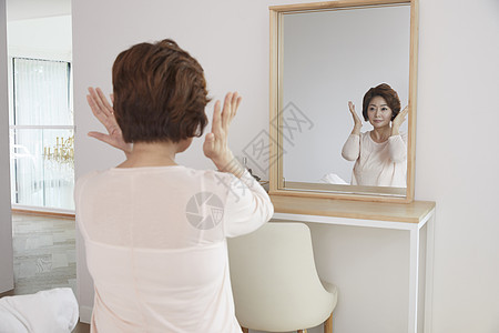 妈妈在照镜子图片
