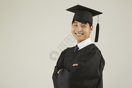 微笑男学生研究生毕业图片