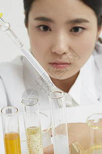年轻女子做化学实验图片