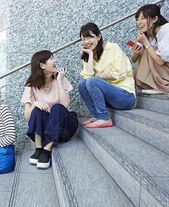 排队坐着欣赏微笑女人图片