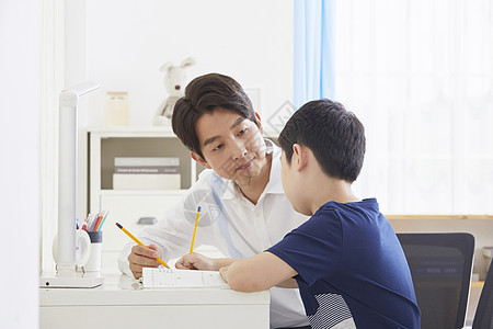 家教教师辅导小学生做功课图片