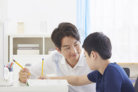 家教教师辅导小学生做功课图片