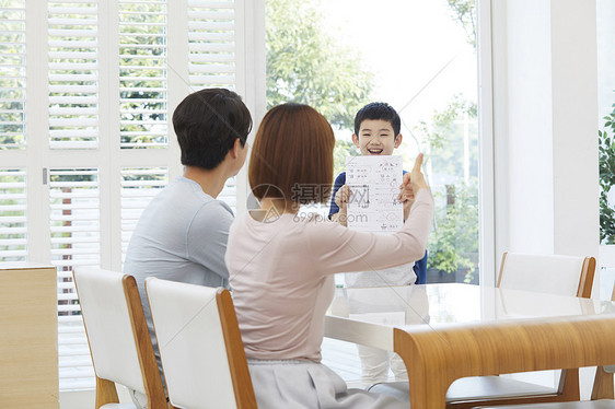 孩子放学回家给父母看成绩单图片