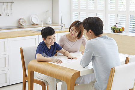 高清图片父母辅导孩子做功课高清图片家长辅导孩子写功课高清图片老师