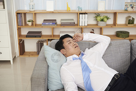 躺在沙发上疲惫的中年男人图片素材