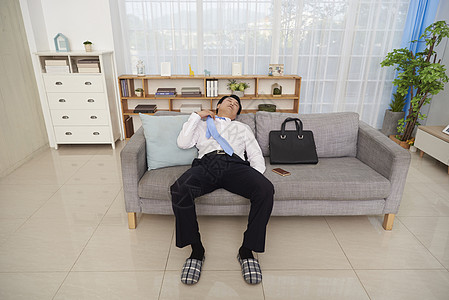 躺在沙发上疲惫的中年男人图片素材
