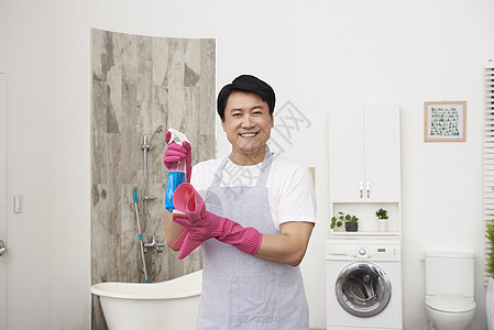 在家里打扫卫生的中年男士图片