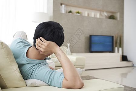 躺在沙发上看电视的中年男人图片素材