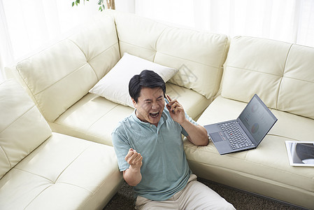 中年男人激动打电话图片