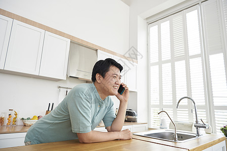 中年男子打电话图片