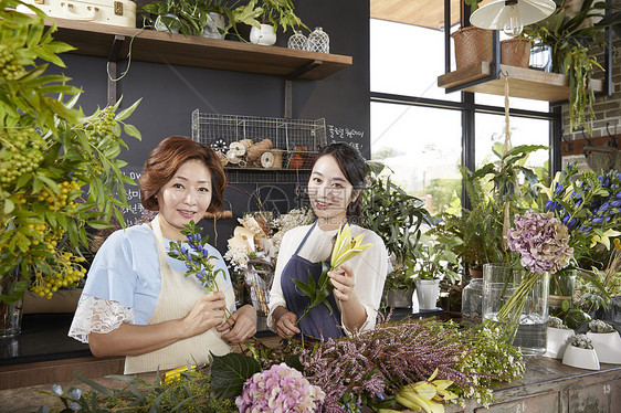 花店母女在打理花卉图片