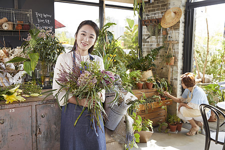 花店母女一起打理花卉图片