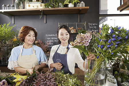 花店母女一起打理花卉图片