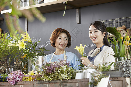 花店母女一起打理花卉图片