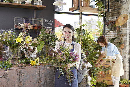 幸福母女一起打理精美花店图片