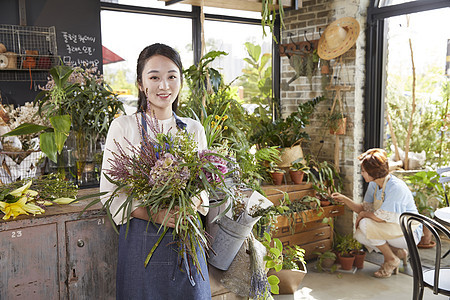 幸福母女一起打理精美花店图片