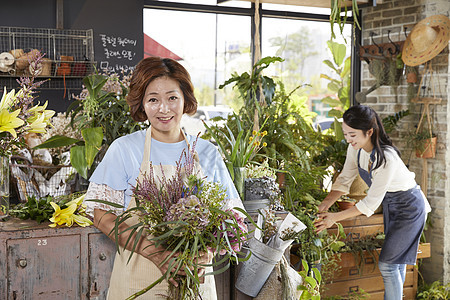 幸福母女一起打理花店图片