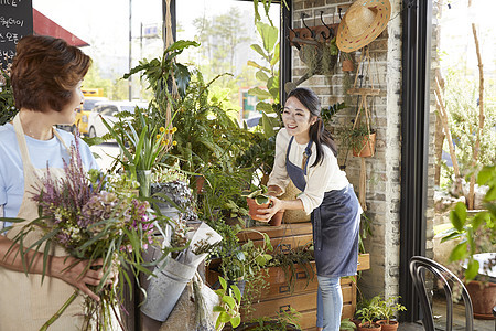 幸福母女一起打理花店图片