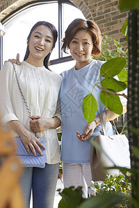 逛花店的母女图片