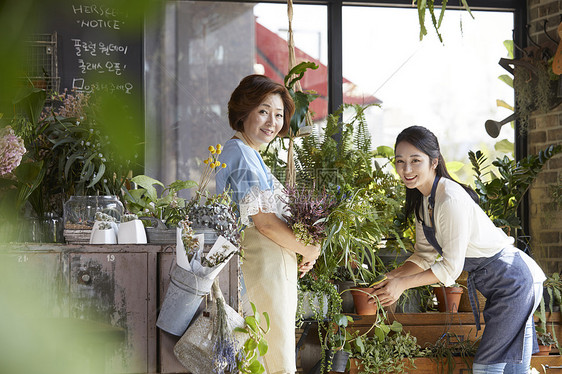 花店内幸福的母女形象图片