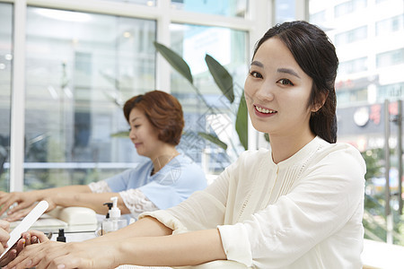 母女约会做美甲图片