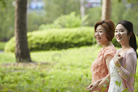 母亲和女儿一起外出游玩图片