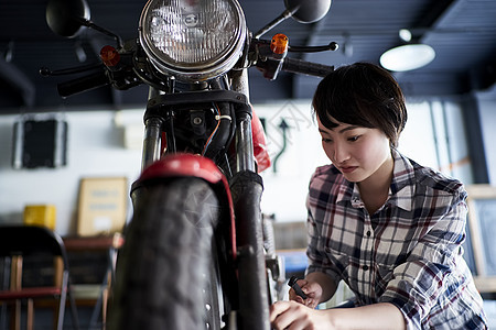 改造摩托车的年轻女孩图片