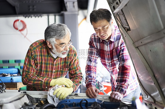 两个人修理汽车的老人图片