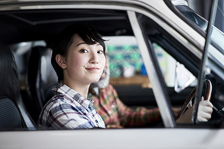 白天快乐女人开车图片