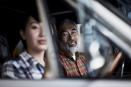 女孩带着爷爷开车出行图片