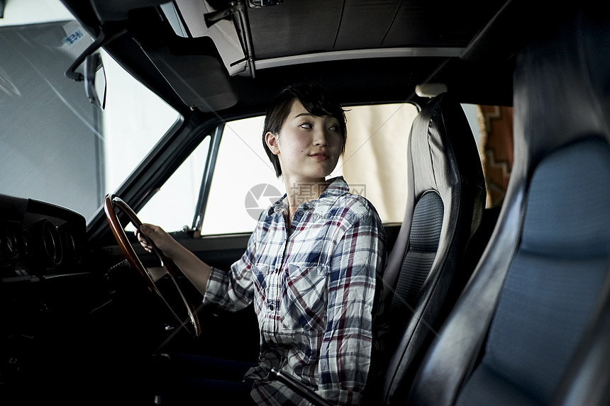 驾驶位置上的女性图片