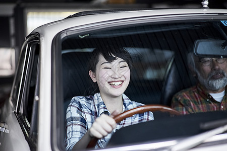 驾驶汽车的女人图片