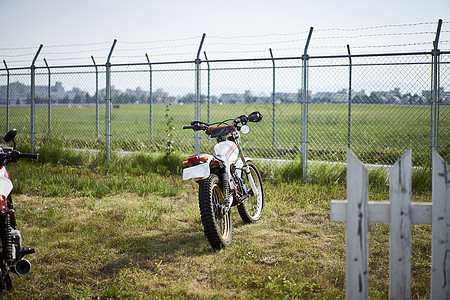 草地上的摩托车图片