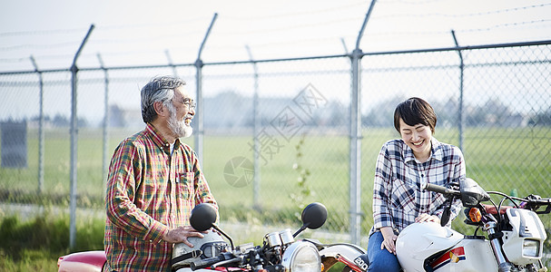 户外骑摩托车的人图片