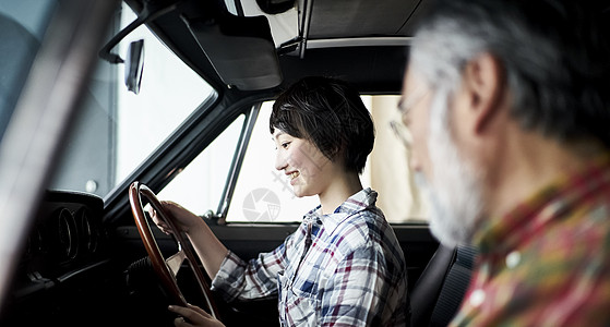 汽车内的年轻女人和老人高清图片