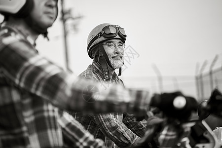 骑摩托车的老人图片