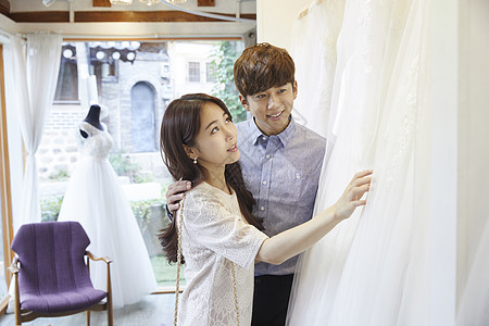 年轻的情侣做婚前准备图片素材