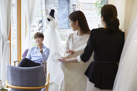 韩国人表示丈夫婚纱店婚纱婚礼策划新婚夫妇婚礼准备图片