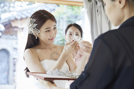 在内快乐韩国人婚纱店婚纱婚礼策划新婚夫妇婚礼准备图片