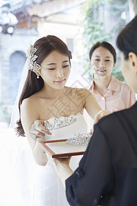 年轻女性举行婚礼仪式图片