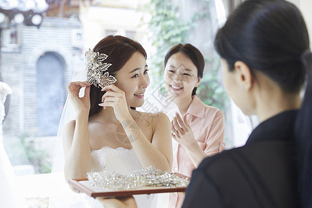 在婚纱店试穿婚纱戴头饰的新娘图片