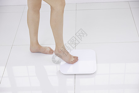 称体重的胖女人背景