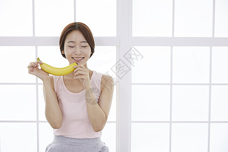 健康生活吃香蕉的年轻女孩图片